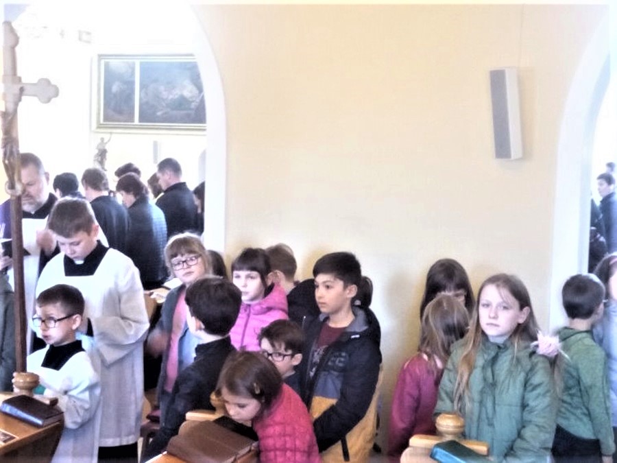K��ov� cesta s d�tmi, kter� p�istoup� k 1. sv. p�ij�m�n�... 